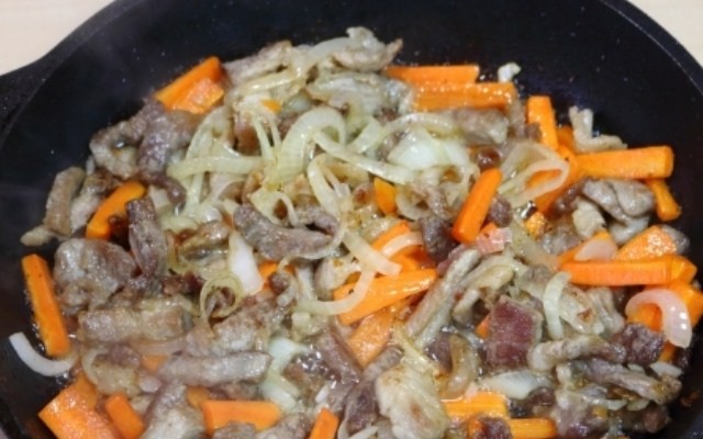 Добавить лук и морковь к мясу