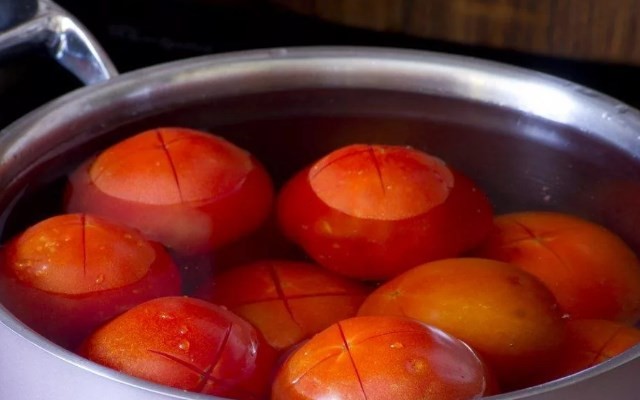 помидоры в кастрюле