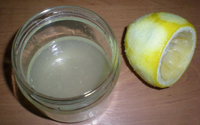выжать сок лимона