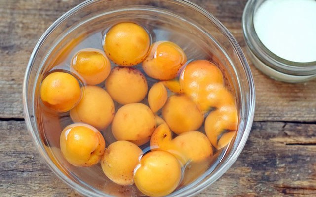 промыть абрикосы