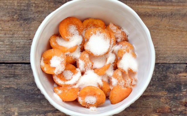 пересыпать абрикосы сахаром