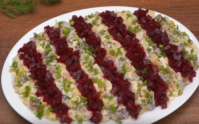 Вкусный и нарядный салат на Новогодний стол