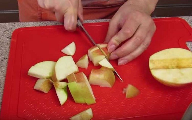 режем яблоки