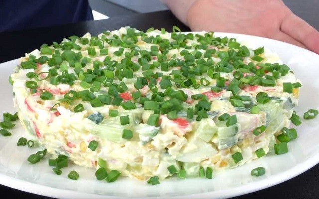 Крабовый салат с плавленым сыром, огурцом и кукурузой