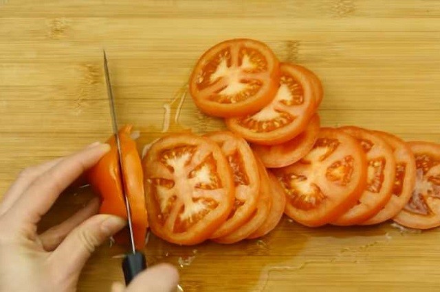 нарезаем томаты
