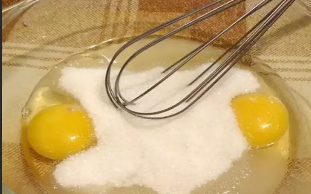 смешать яйца с сахаром и солью