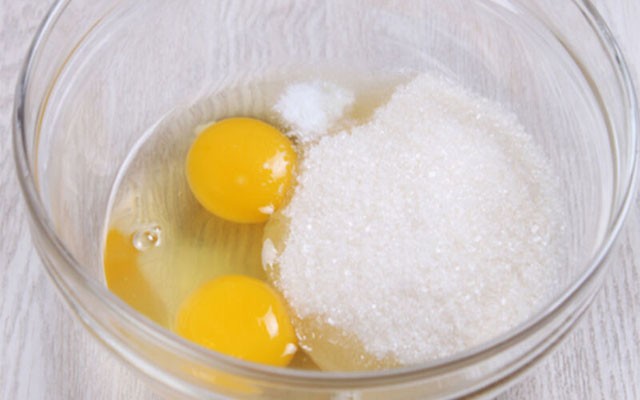 растереть яйца с сахаром и солью
