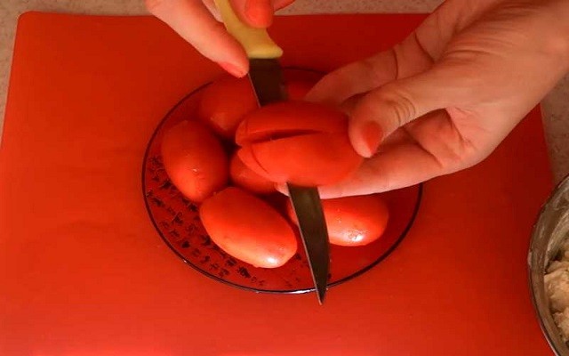 подготавливаем томаты